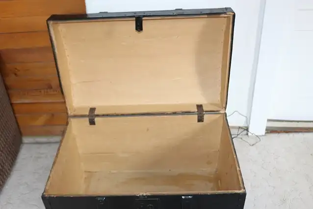 Runddeckel-Holztruhe schwarz um 1930 6