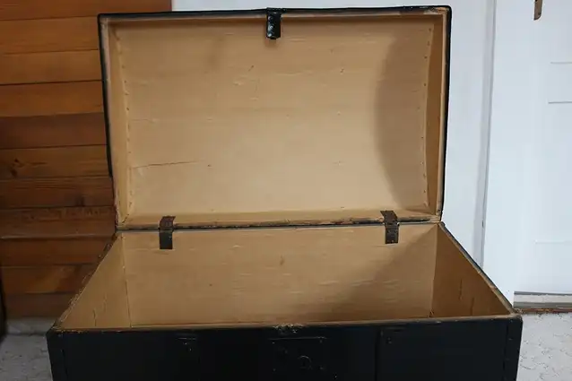 Runddeckel-Holztruhe schwarz um 1930 7