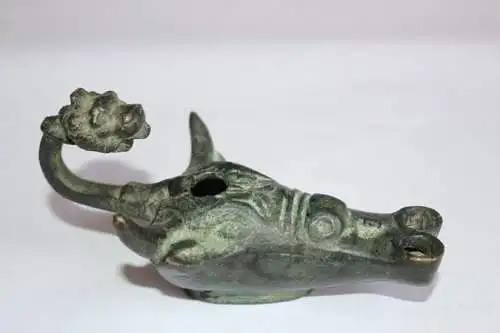 Öllampe mit Stier- und Löwenkopf, um 1870