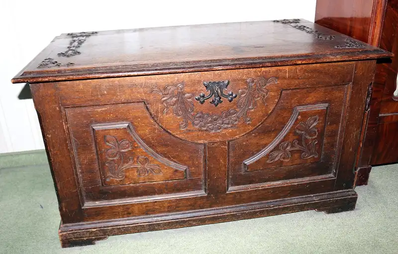 Eichenholz-Truhe, um 1810 0