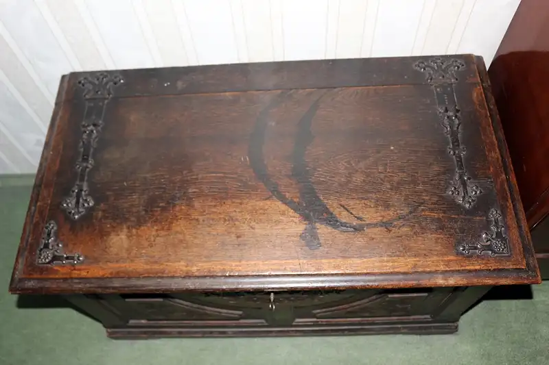 Eichenholz-Truhe, um 1810 1