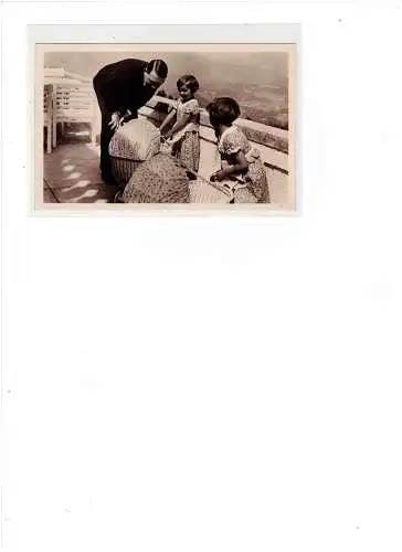 [Propagandapostkarte] Adolf Hitler mit Kindern auf dem Obersalzberg bei Berchtesgaden. 