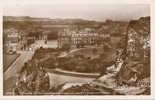 PC26617 Palast von Holyroodhouse aus Salisbury Crags. Edinburgh. Weiß. Das Beste von