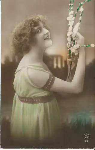 PC28046 alte Postkarte. Frau mit Blumen