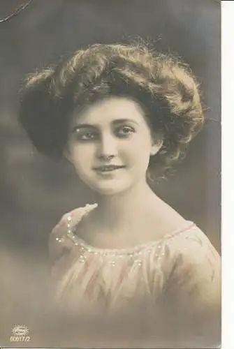 PC26702 alte Postkarte. Junge Frau. 1913