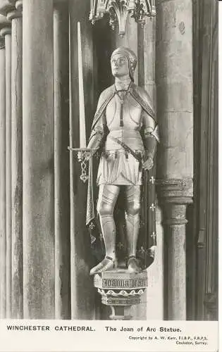 PC24638 Kathedrale von Winchester. Die Statue der Jeanne d'Arc. A.W. Kerr