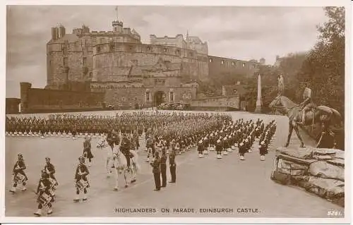 PC26618 Highlanders on Parade. Edinburgh Castle. Weiß. Das Beste von allem. Nr. 9261. RP