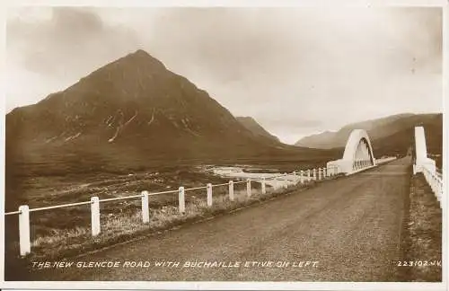 PC26603 Die neue Glencoe Road mit Buchaille Etive links. Valentinstag. Nr 223102.