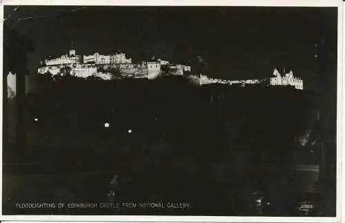 PC25792 Flutbeleuchtung des Edinburgh Castle von der National Gallery. Nachts. Valen