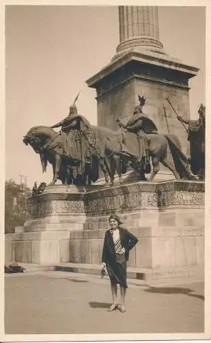 PC30383 Budapest. Millennium Monument. Frau in der Nähe der Statue