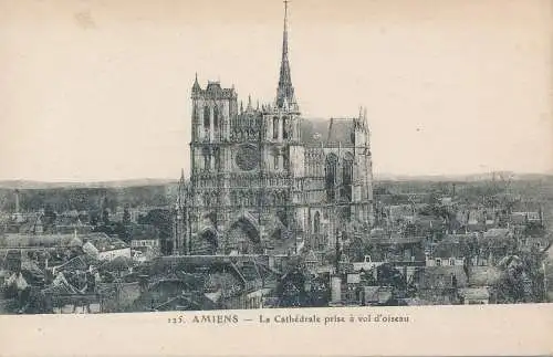 PC30324 Amiens. Die Kathedrale aus der Vogelperspektive. L. Caron