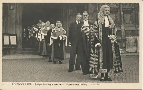 PC25081 London Life. Richter verlassen einen Dienst in der Westminster Abbey. Charles Skil