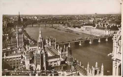 PC25053 Einzigartiger Blick auf die Häuser der Parliament County Hall und der Westminster Bridge.
