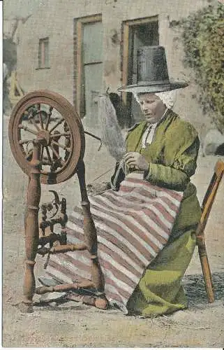 PC24069 Walisische Frau spinnt. 1905