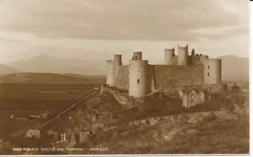 PC34936 Harlech Castle und Snowdon. Judges Ltd. Nr. 9009. RP