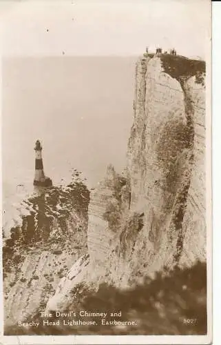 PC26065 Der Teufelsschornstein und der Leuchtturm mit Strandkopf. Eastbourne. Roy Hudson. N