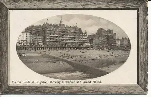 PC32824 im Sand in Brighton mit Metropole und Grand Hotels. Bild C