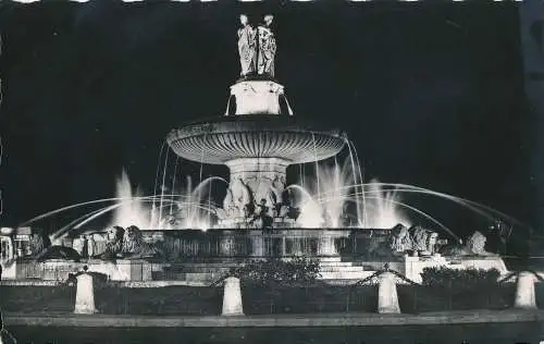 PC31350 La Cite du Roy Rene. Aix en Provence. Großer Brunnen an der Runde der