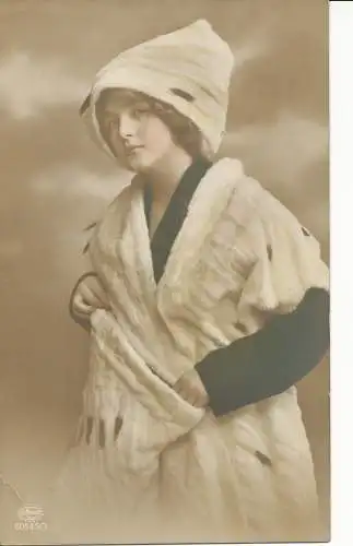 PC26700 alte Postkarte. Eine Frau mit Pelz. 1913