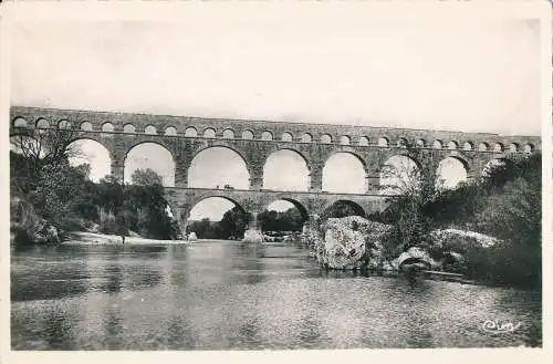 PC30813 Nimes. Die Pont du Gard. Römisches Aquädukt 735 vorne erbaut. J.C. Mac