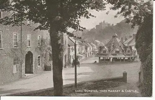 PC33002 Dunster. Garnmarkt und Schloss. Photochrom. Sepiatone. Nr. 44951