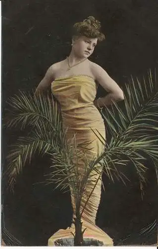 PC29567 alte Postkarte. Frau im gelben Kleid. Arnochrom