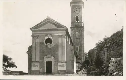 PC26969 Eze Village. Kirche und Denkmal für die Toten des Ersten Weltkriegs. Macon