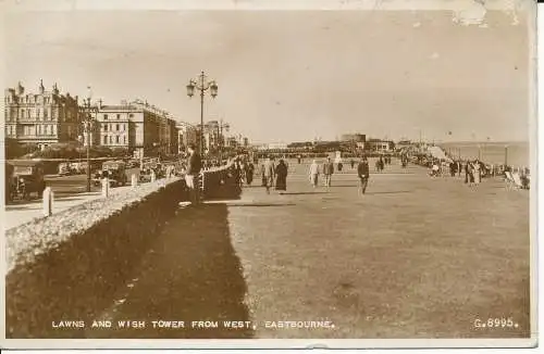 PC32884 Rasenflächen und Wunschturm aus dem Westen. Eastbourne. Valentinstag. Nr. G.8995. RP. 19