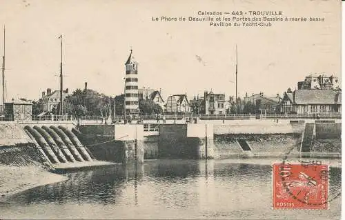 PC31947 Calvados. Finden Sie. Der Leuchtturm von Deauville und die Portes des Bassins haben M