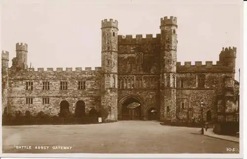 PC33216 Battle Abbey Gateway. S. und E. Norman. Nr. 105. RP