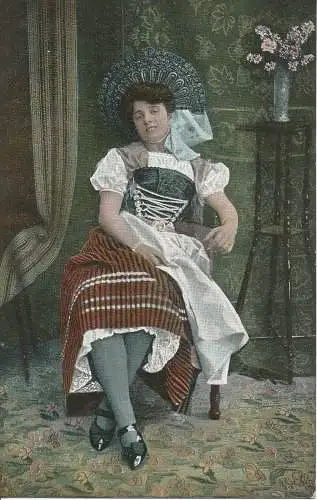 PC33456 alte Postkarte. Eine Frau im schönen Kleid