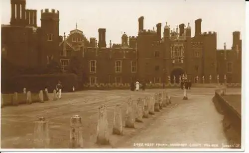 PC34734 Westfront. Hampton Court Palace. Judges Ltd. Nr. 2493. RP