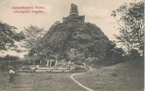 PC36497 Ruinen von Anuradhapura. Abayaghiri Dagoba. B. Hopkins