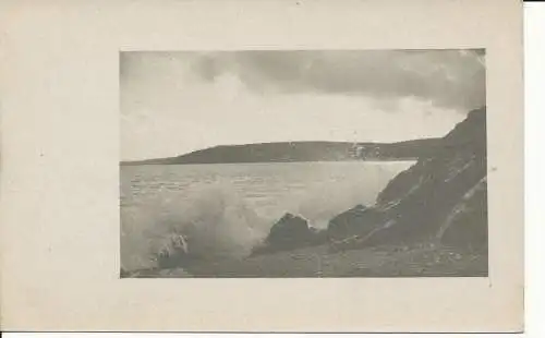 PC36293 alte Postkarte. Raues Meer und Klippen. B. Hopkins