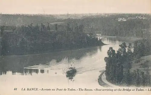 PC37298 The Rance. Boot, das an der Brücke in Taden ankommt. Levy und Neurdein vereint