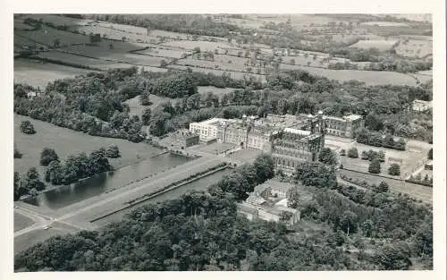 PC35792 alte Postkarte. Luftaufnahme auf Schloss und Gärten