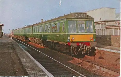 PC37130 Ein Mehrwagen-Triebwagen mit vier Wagen im Service von St. Pancras nach Bradford. Salm