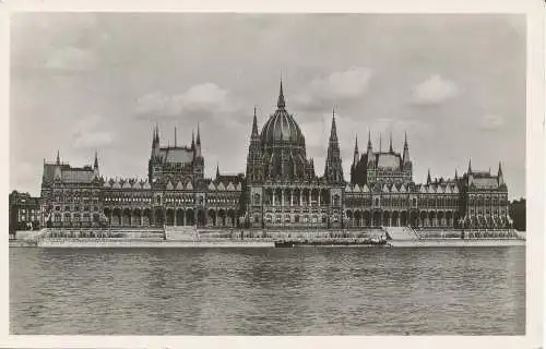 PC36841 Budapest. Parlament. B. Hopkins