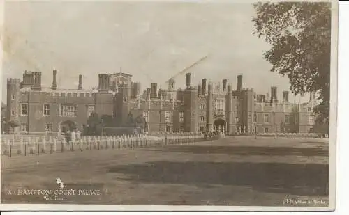 PC35889 Hampton Court Palace. Westfront. Büro der Werke