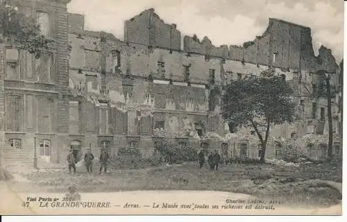 PC38008 Der Große Krieg. Arras. Das Museum mit all seinem Reichtum ist zerstört.