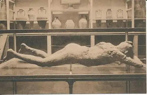 PC39645 Pompeji. Museum. Abdruck einer jungen Frau. Carlo Cotini