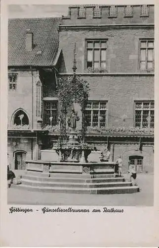 PC40542 Göttingen. Ganselieselbrunnen am Rathaus. Hans Andres. B. Hopkins