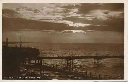 PC41892 Sonnenuntergang. Margate Harbour. RP. 1926