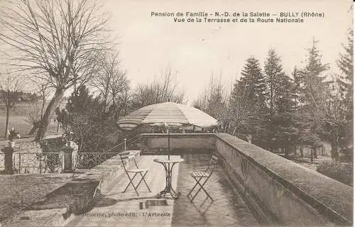 PC40330 Familienpension. Bully. Blick auf die Terrasse und die Nationalstraße.