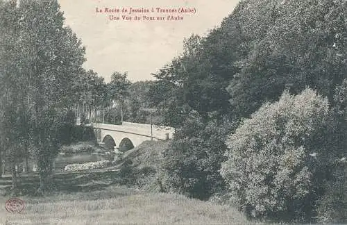 PC43719 Die Straße von Jessains in Trannes. Ein Blick auf die Brücke im Morgengrauen