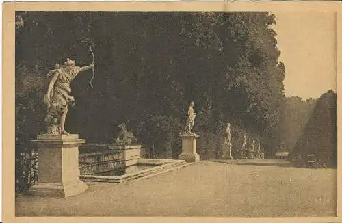 PC40837 Parc de Versailles. Die Gärten. Allee mit drei Brunnen. E. Papeghin. B.