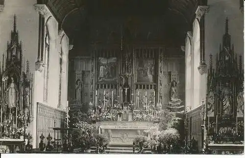 PC45331 alte Postkarte. Kircheninnenraum und Altar