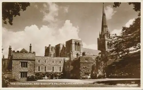 PC45493 Die Kathedrale und der Bischofspalast. Chichester. RP. 1959