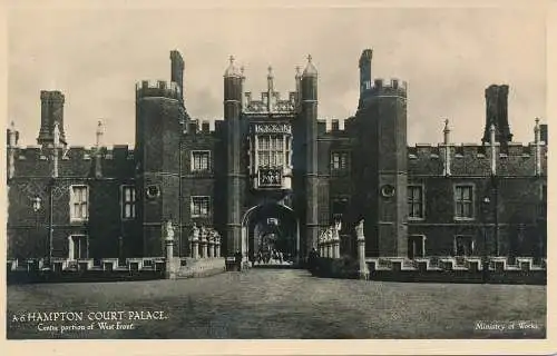 PC45495 Hampton Court Palace. Mittelteil der Westfront. Ministerium für Arbeiten. C