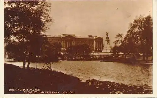 PC45454 Buckingham Palace aus St. James Park. London